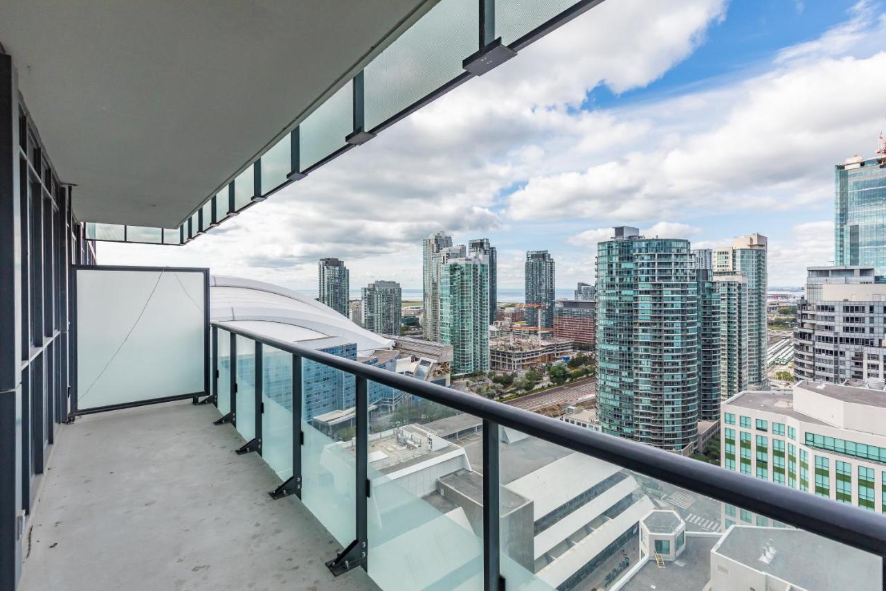 דירות Across From The Cn Tower, Metro Toronto Convention Centre And Rogers Centre In Downtown Toronto Core מראה חיצוני תמונה