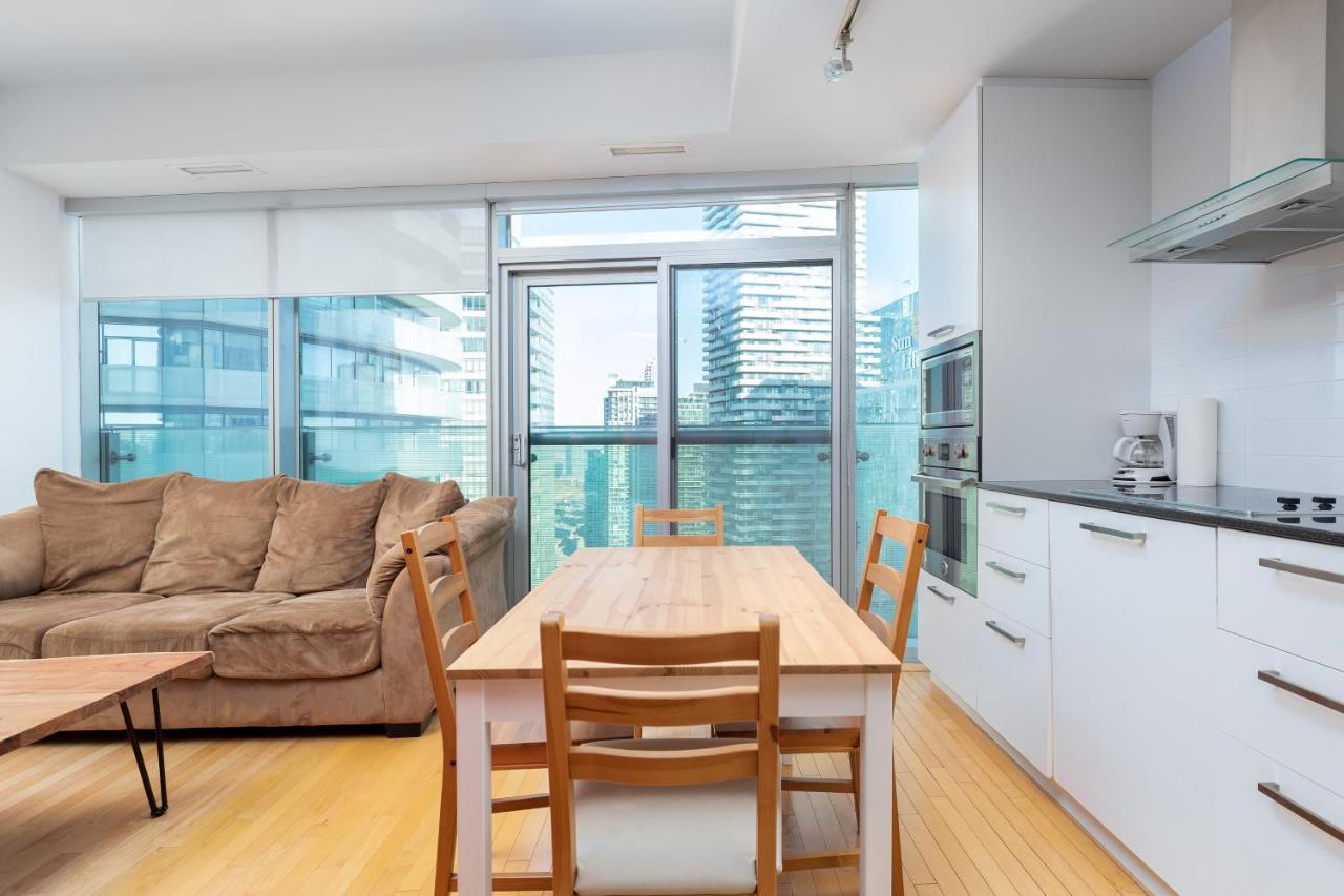 דירות Across From The Cn Tower, Metro Toronto Convention Centre And Rogers Centre In Downtown Toronto Core מראה חיצוני תמונה